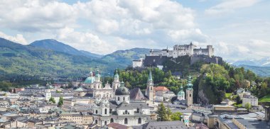 Yaz aylarında Salzburg 'un panoramik şehir manzarası