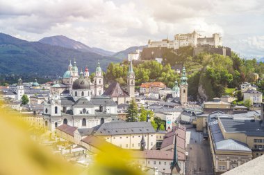 Yaz aylarında Salzburg 'un panoramik şehir manzarası