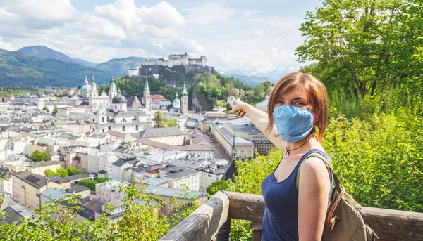 Yüz Maskeli Kadın Turist Salzburg Tarihi Bölgesinin Manzarasının Keyfini Çıkarıyor — Stok fotoğraf