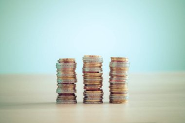 Birbirine istiflenmiş madeni paralar, resmi kapat, piyasa krizi ve mali yardım kavramı