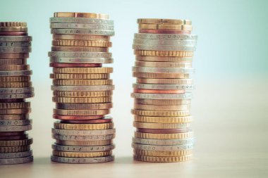 Birbirine istiflenmiş sikkeler, yakın çekim resmi, para konsepti