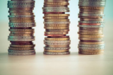 Birbirine istiflenmiş madeni paralar, resmi kapat, piyasa krizi ve mali yardım kavramı