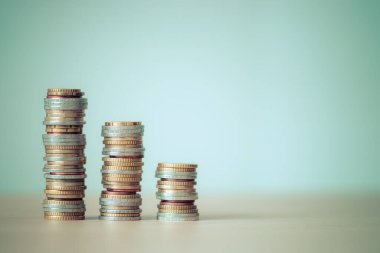 Birbirine istiflenmiş madeni paralar, resmi kapat, piyasa krizi ve mali yardım kavramı