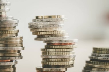 Birbirine istiflenmiş madeni paralar, resmi kapat, piyasa krizi ve kırılgan pazar
