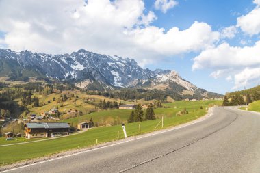 Alp manzarası Hochknife dağ sıraları, baharda yeşil çayırlar.