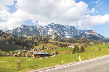 Alp manzarası Hochknife dağ sıraları, baharda yeşil çayırlar.