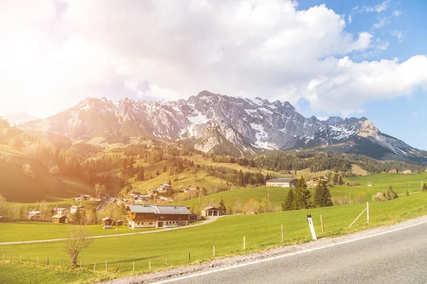 Paisaje Alpino Cordillera Hochknig Prados Verdes Primavera — Foto de Stock