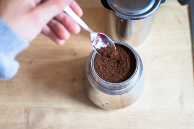 Kahve hazırlama: Eski bir kahve makinesindeki kahve tozunu kapatın