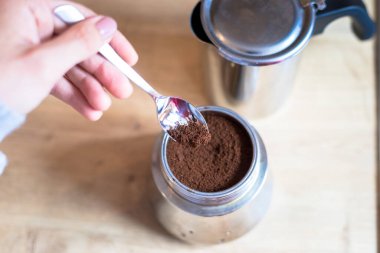 Kahve hazırlama: Eski bir kahve makinesindeki kahve tozunu kapatın