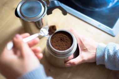 Kahve hazırlama: Eski bir kahve makinesindeki kahve tozunu kapatın