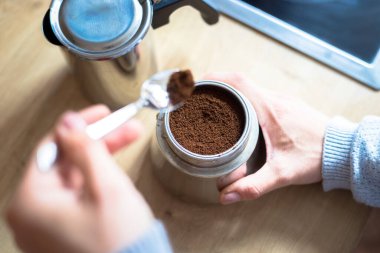 Kahve hazırlama: Eski bir kahve makinesindeki kahve tozunu kapatın