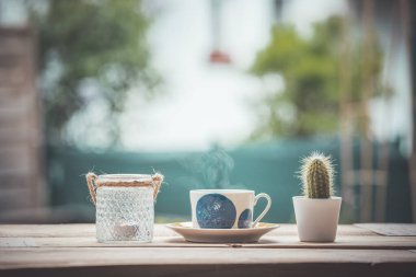 Bahçede bir fincan çayın tadını çıkarıyorum, boşluğu kopyalıyorum.