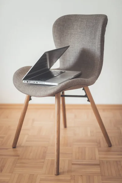 Laptop Auf Einem Vintage Stuhl Hause Nahaufnahme — Stockfoto