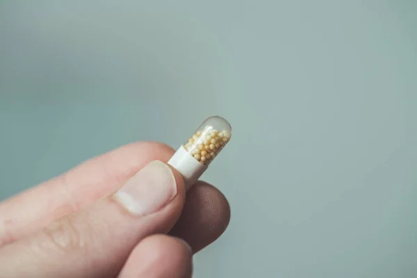 Mão Masculina Segurando Droga Pílula Vitamina — Fotografia de Stock