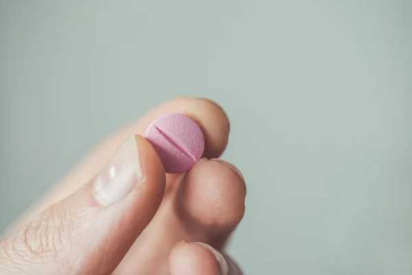 Mannelijke Hand Holding Drug Vitamine Pil — Stockfoto