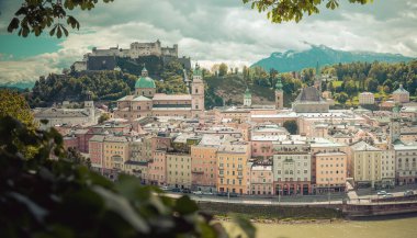 İlkbaharda Salzburg tarihi bölgesi, yeşil yapraklar ve güneş ışığı, Avusturya