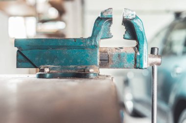 Garaj atölyesindeki metal bir mengeneyi kapat.