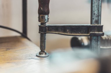 Garaj atölyesindeki metal vida kıskacını kapat.