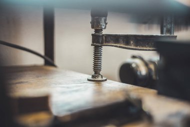 Garaj atölyesindeki metal vida kıskacını kapat.