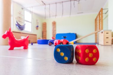 Anaokulunun spor salonundaki oyuncak köpük küplerini kapatın.