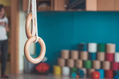 Anaokulunun spor salonundaki spor yüzüklerini kapat.