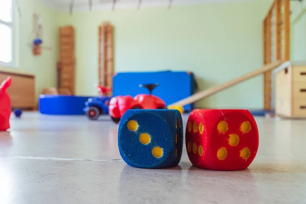幼稚园体育馆内玩具泡沫立方体的密闭 — 图库照片