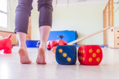 Anaokulunun spor salonundaki oyuncak köpük küplerini kapatın.