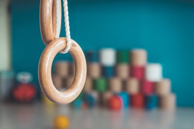 Anaokulunun spor salonundaki spor yüzüklerini kapat.