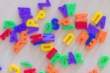 Kelimesi kelimesine anaokulu olan renkli mektuplar