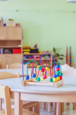 Öğrenmek ve sosyalleşmek için renkli ahşap oyuncakları kapatın 