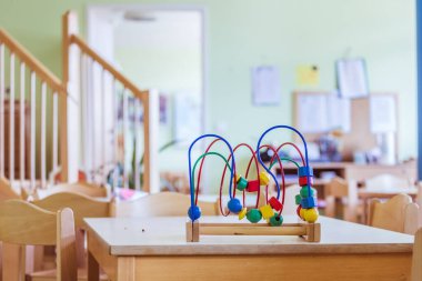 Öğrenmek ve sosyalleşmek için renkli ahşap oyuncakları kapatın 