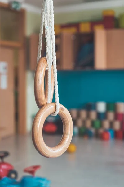 Großaufnahme Von Turnringen Der Turnhalle Eines Kindergartens — Stockfoto