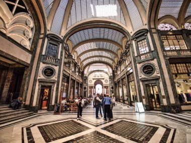 Torino 'daki San Federico galerisinin iç manzarası.