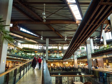 Mağazaları ve restoranları olan yeni merkezi Torino pazarının modern iç mekanı