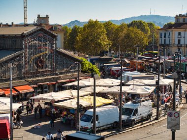 Porta Palazzo de Torino 'nun açık hava pazarının manzarası yükseldi.