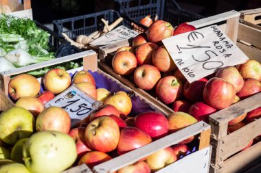 Açık pazarda ağırlıkla satılmak üzere tahta sandıklarda kırmızı elmalar.