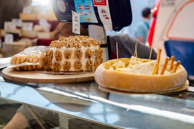 Porta Palazzo 'da bir tezgah üzerinden peynir ve kek alıp satmak için.