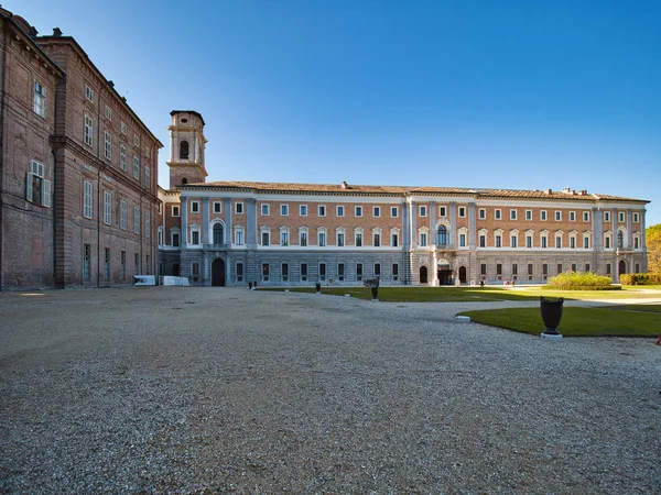 Blick auf eine Seite des königlichen Palastes von Turin mit seinem Garten — Stockfoto