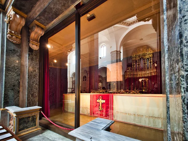 Capilla que protege el sudario de Jesús dentro de la basílica de Turín — Foto de Stock