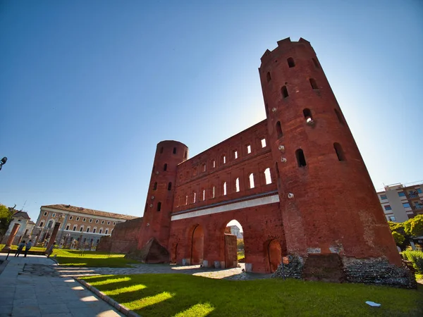 Frontansicht des Pfalztores von Turin an einem sonnigen Morgen horizontal — Stockfoto