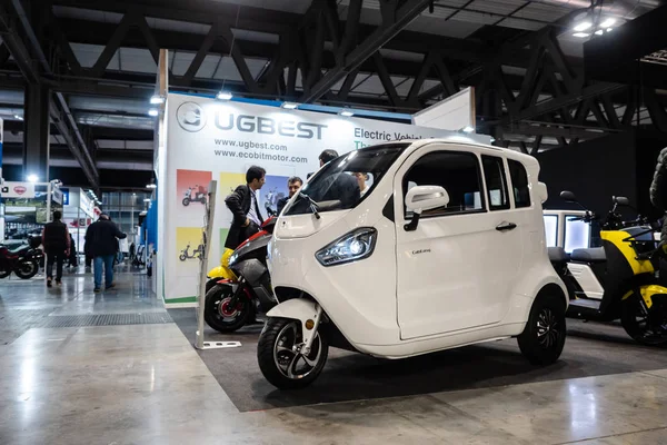 Táxi fácil veículo triciclo elétrico da empresa chinesa UGBEST em exposição — Fotografia de Stock