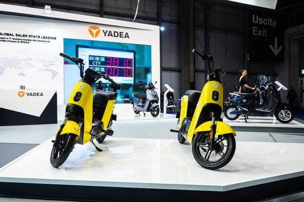 Eicma 전시관에 있는 yadea 의 전기 스쿠터 모델 v7 의 모습. — 스톡 사진