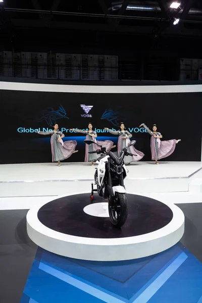 공연 자들이 보이지 오토바이 ER 10 in eicma 2019 에서 춤을 추는 모습 — 스톡 사진