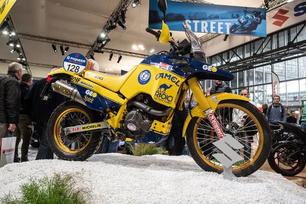 Bepe gualini Suzuki 750cc motorcycle, 낙타 장식이 달린 자전거 eicma 2019 에 전시된 다 카르에 사용 됨 — 스톡 사진