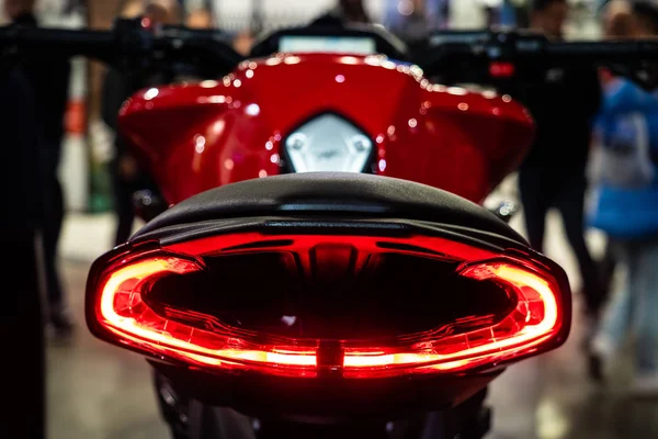 Rotes Rücklicht von einem bestimmten Motorrad — Stockfoto