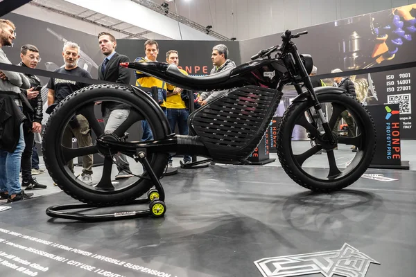 Protótipo de toda a bicicleta elétrica de tração nas rodas da honpe em exposição no EICMA 2019 — Fotografia de Stock