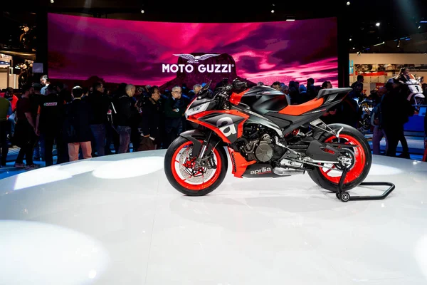Moto guzzi 는 eicpa 2019 에서 레이스를 펼치는 모토 구치 모델이다. — 스톡 사진