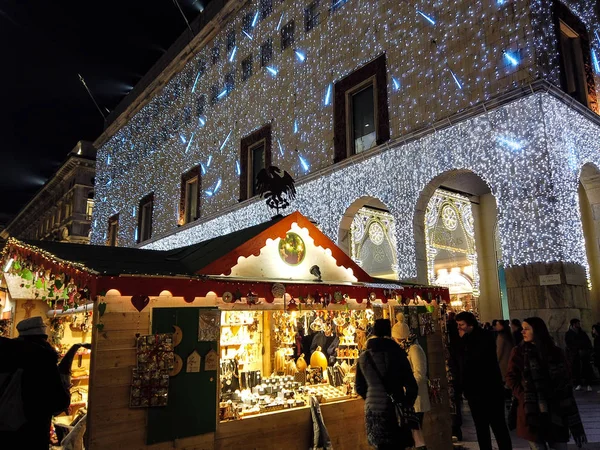 Chiosco del tradizionale Mercatino di Natale in Corso Vittorio Emanuele a Milano con la Luce di Natale dei Grandi Magazzini Rinascente alle spalle — Foto Stock