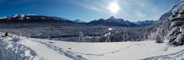 Kanada 'da Kananaskis, Banff, Alberta' da karlı bir vadinin panoramik manzarası