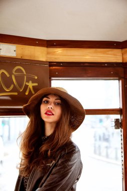 Gündüz vakti İtalya 'nın Milano kentindeki tramvayda bir kadın modelin portresi.